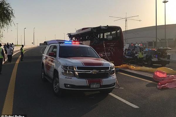 HOROR U DUBAIJU: Autobus se zakucao u znak, poginulo 17 OSOBA