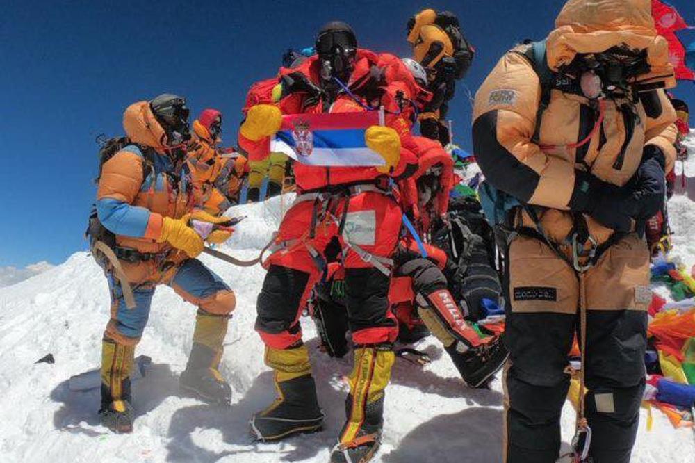 POPELA SE NA VRH SVETA I RAZVILA SRPSKU ZASTAVU! Priča od koje svakom patrioti IDU SUZE NA OČI!