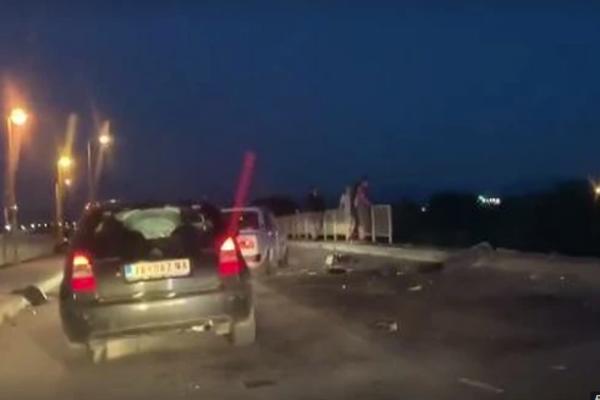 STRAVIČNA NESREĆA: Probio ZAŠTITNU OGRADU i sleteo na šine! Vozača vadili VATROGASCI!