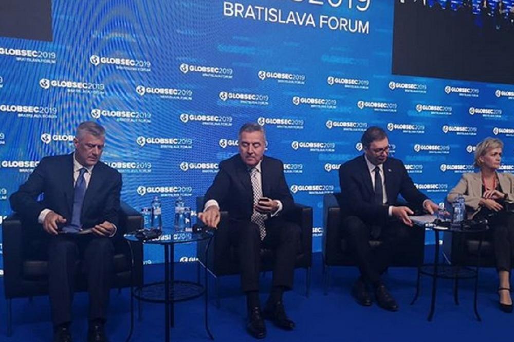 VUČIĆ JE SEO ZA STO SA TAČIJEM I ĐUKANOVIĆEM! Zatim je OČITAO LEKCIJU Albancima, Hašim ga je samo BLEDO gledao