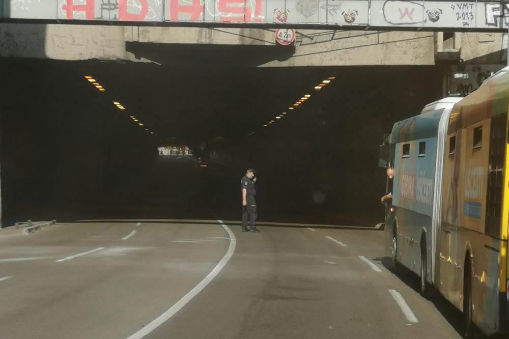 ZAPALIO SE AUTOMOBIL U TERAZIJSKOM TUNELU: Odjeknula snažna eksplozija, na sreću niko nije povređen! (FOTO)