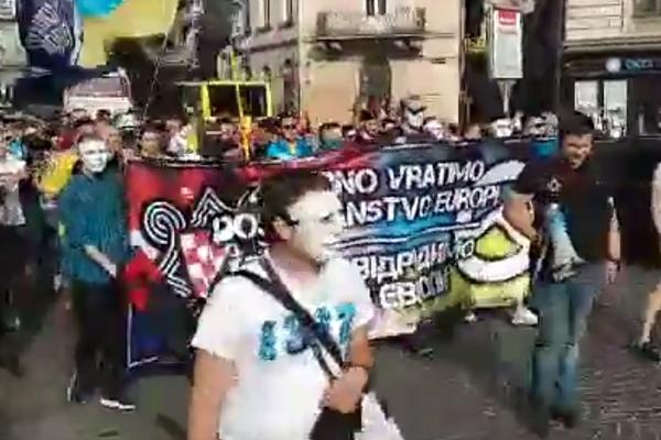 ODVRATNE SCENE U LAVOVU: Maskirani Hrvati i Ukrajinci marširali gradom - šta mislite, ko je bio na udaru?