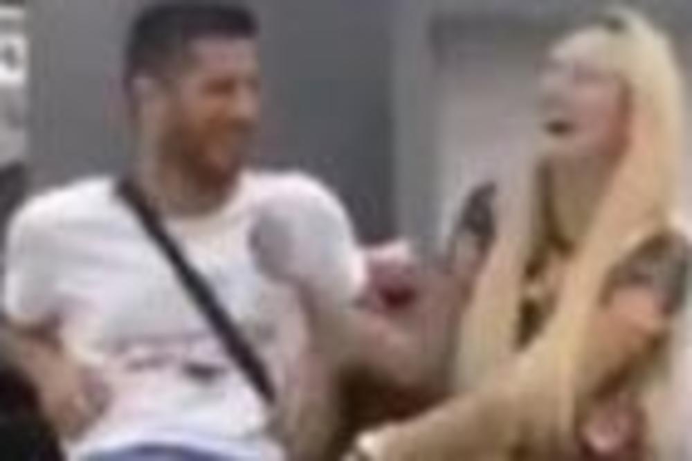 DOTAKLI DNO ŽIVOTA: Luna imitira devojku sa smetnjama u razvoju i VRIŠTI OD SMEHA! Marko se pridružio ISMEVANJU?!?