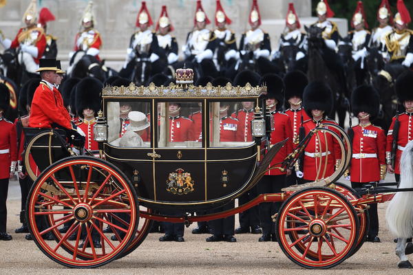 KRALJICA SLAVI ROĐENDAN: Parada u Londonu, Megan Markl u javnosti nakon porođaja, Kejt bez osmeha na licu!