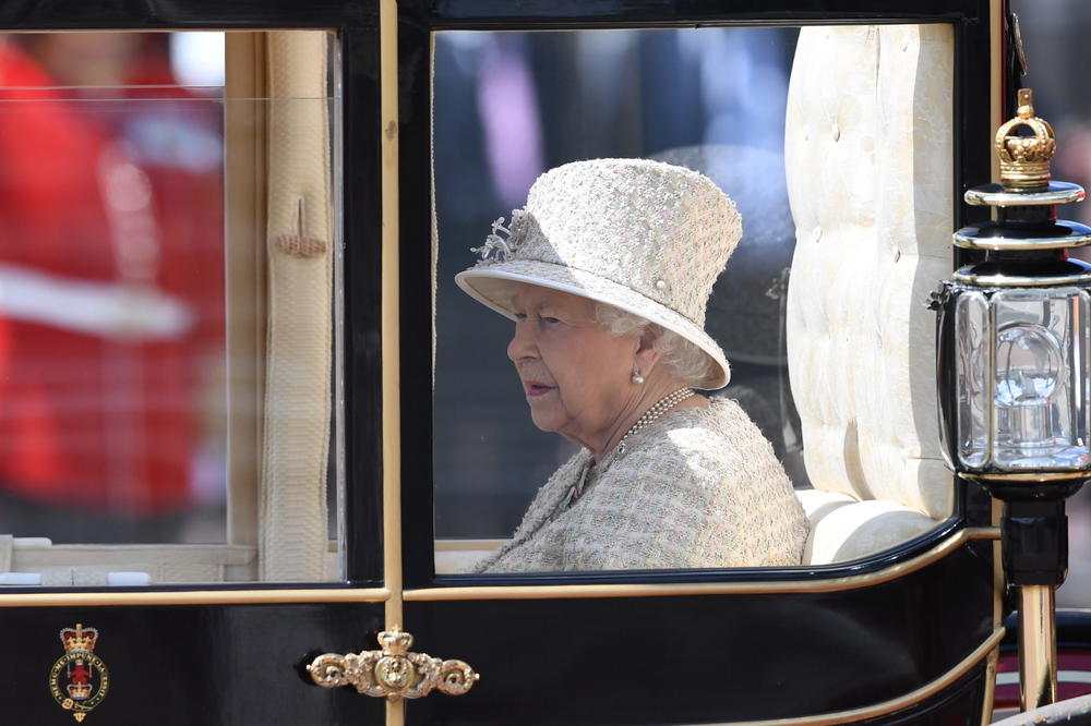 NAMIRNICE KOJE KRALJICA ELIZABETA II NIKAD NE JEDE: Njen bivši kuvar otkrio spisak