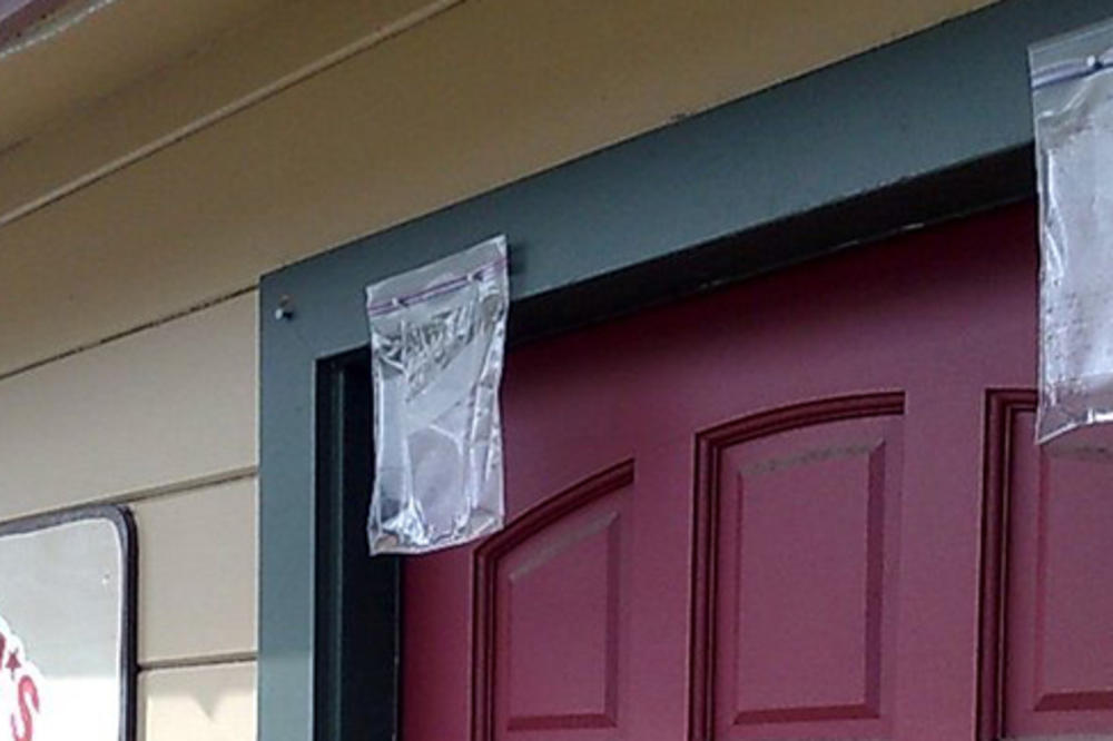 SVI REDOM NA ULAZNA VRATA KAČE KESE SA VODOM: Neverovatno je šta ovaj trik čini za CELU PORODICU! (VIDEO)