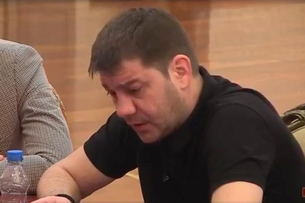 GUŠILA GA I ŠUTIRALA! Jelena KRVNIČKI isprebijala Ivana, on sedeo i radio samo jedno! OVO JE VEĆ ZABRINJAVAJUĆE!