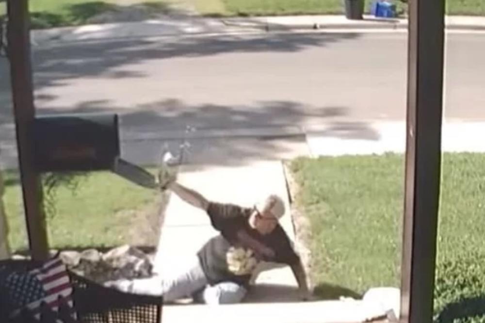 UVALILA MUŽU LAŽNU ZMIJU, a on se IZBEZUMIO OD STRAHA! (VIDEO)