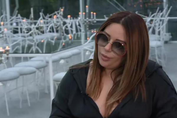 PREKRATKA SUKNJA, SVE VIRI,  A DUBOK DEKOLTE: Ana Nikolić jeste smršala, ali šta je sad ovo?! (FOTO)