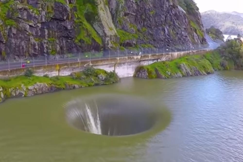 U JEZERU SE POJAVIO NEVEROVATNO VELIKI OTVOR: A onda je dron ušao u njega i zabeležio FENOMENALNE SNIMKE! (VIDEO)