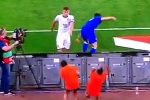 AU, PA OVO BOLI: Reprezentativac Italije napucao malog skupljača lopti direktno u glavu, pa mu prišao i zagrlio ga!