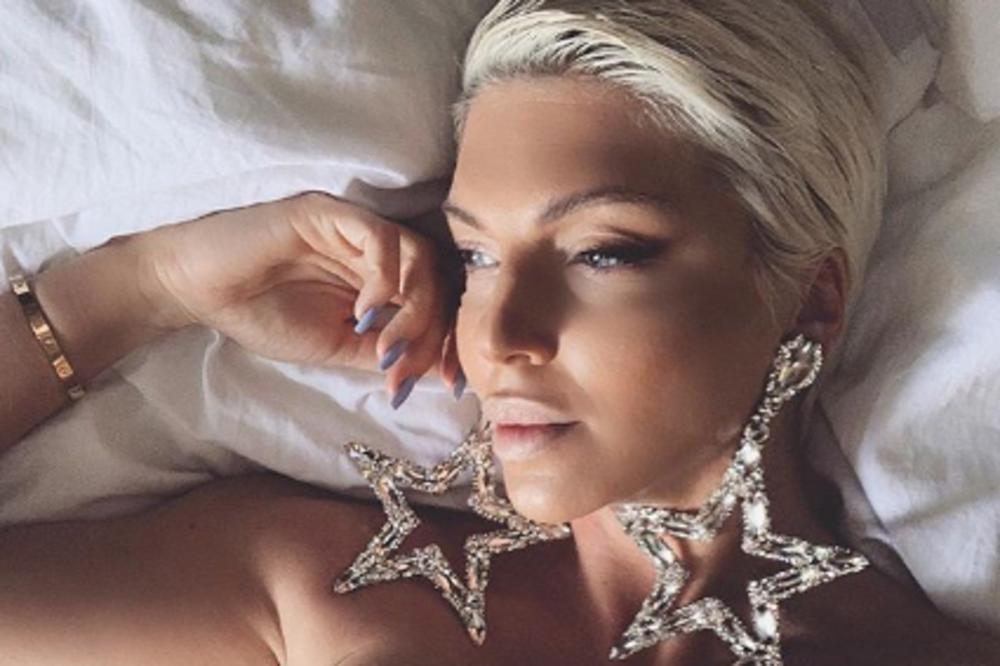 KARLEUŠA JE ISTO BILA NA GROBLJU KAO I CECA: Arkanova udovica u crnini zorom obišla grob! I Jelena objavila sliku!