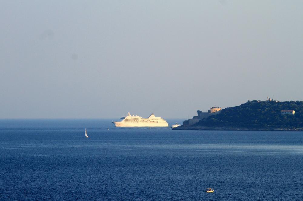 SVI BEŽE SA NAJOMILJENIJE PLAŽE ZA SRBE! Sve im je PROPALO, niko neće na njihovo MORE, a razlog je ZASTRAŠUJUĆI