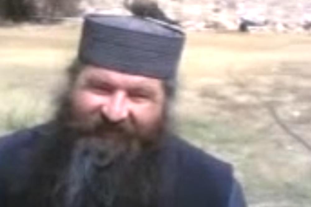 OVDE SMO SVI JEDNAKI! Poruka oca Prokopija na spomeniku koji je postavio je PREJAKA, otkriva SUŠTINU ŽIVOTA (FOTO)