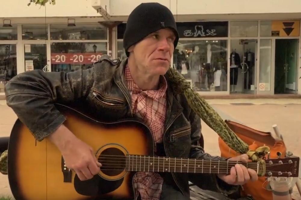DOŠAO IZ ŠKOTSKE, ODOMOĆIO SE U PIROTU! Luta gradom sa gitarom, a otkrio je ŠTA MU KRAJNJI CILJ! (VIDEO)