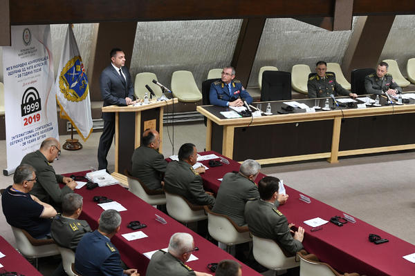 NIKAD NISMO BILI TAKO SAMI KAO TE 1999. GODINE! Vulin o odbrani od NATO-a 20 godina kasnije