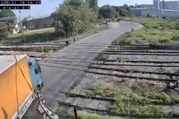 ŠLEPER POKUPIO RAMPU U ŠIDU: Ljudi, ovde je neko mogao da pogine! (VIDEO)