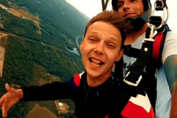 REPER IZ NIŠA PAO IZ AVIONA! To se desilo dok je snimao spot za svoju devojku (VIDEO)