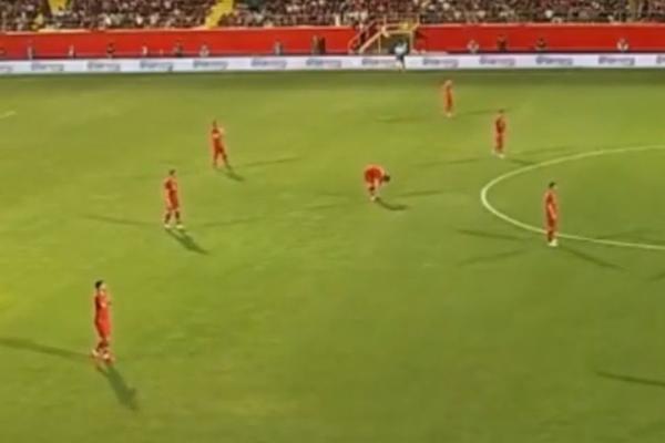 MALTRETIRANI KAO NAJGORI TERORISTI: Islanđani pretresali Turke do gole kože i stavljali im WC četku ispred usta!