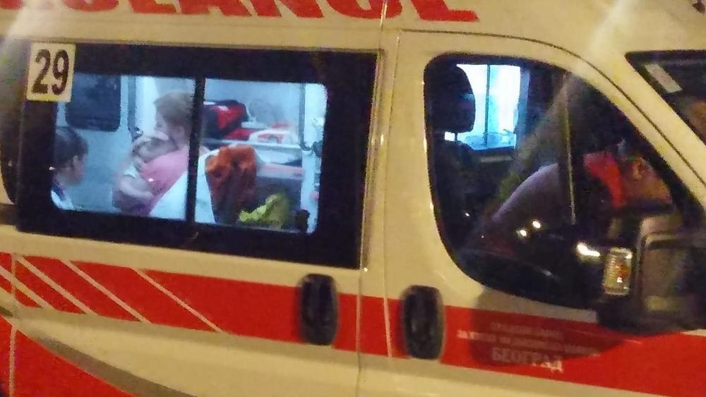 Bebu prevoze kolima Hitne pomoći   