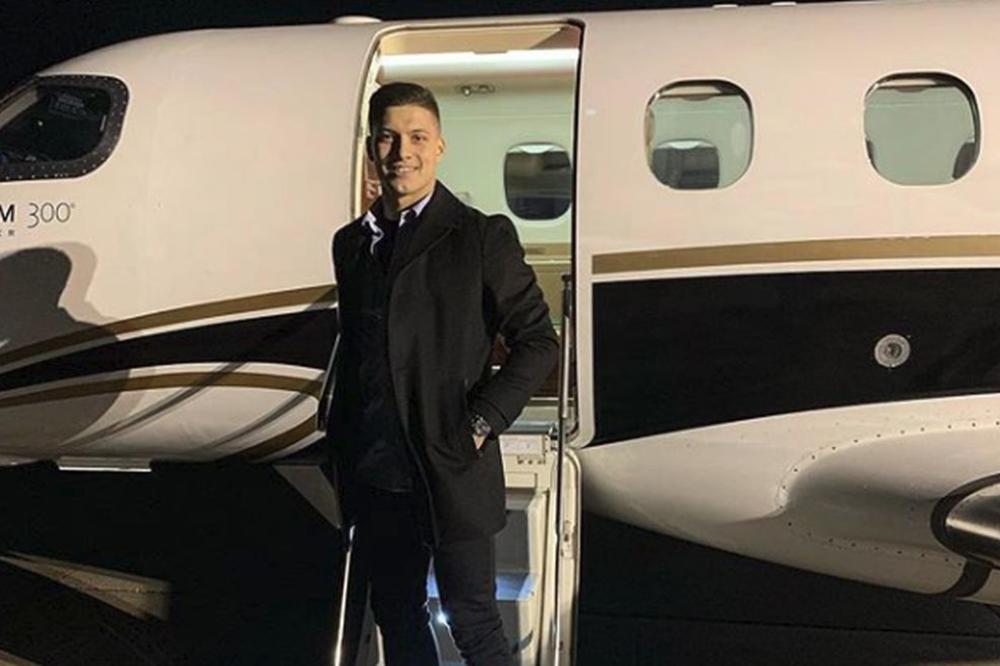 U REALU GA VEĆ SMATRAJU ZVEZDOM: Poslali su privatni avion po Jovića, zakazana promocija najskupljeg Srbina!
