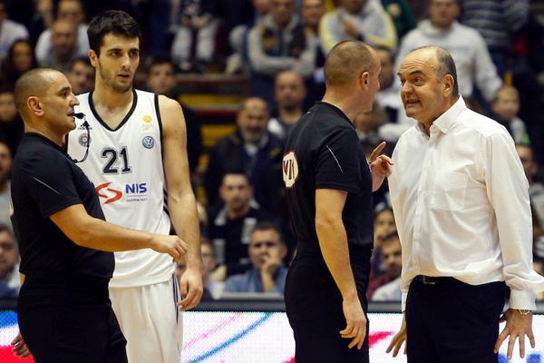 DA SE VRATI DULE, PA DA VAM SEDNE NA KIČMU! Igrač koji je s Partizanom igrao fajnal-for raspalio po sudijama!