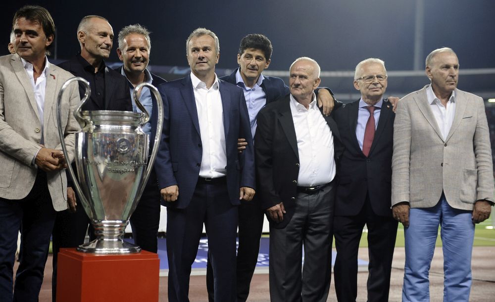 Belodedić sa legendama Crvene zvezde i peharom