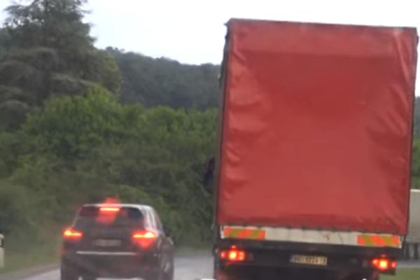 ACA LUKAS ZA DLAKU IZBEGAO SMRT: Preticao jedan KAMION, pa ZAMALO da se ZAKUCA u drugi! (FOTO)