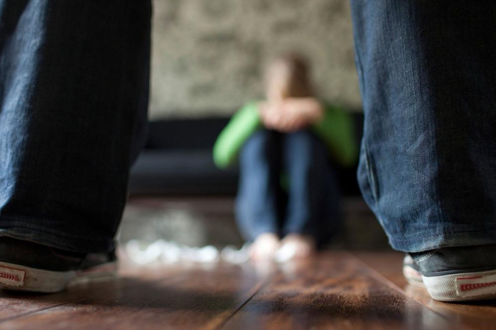 NASRED ULICE 9 PUTA JE IZBO ŽENU NOŽEM PRED DETETOM: Petar iz PANČEVA se na SUDU branio da je STAR za ZATVOR!