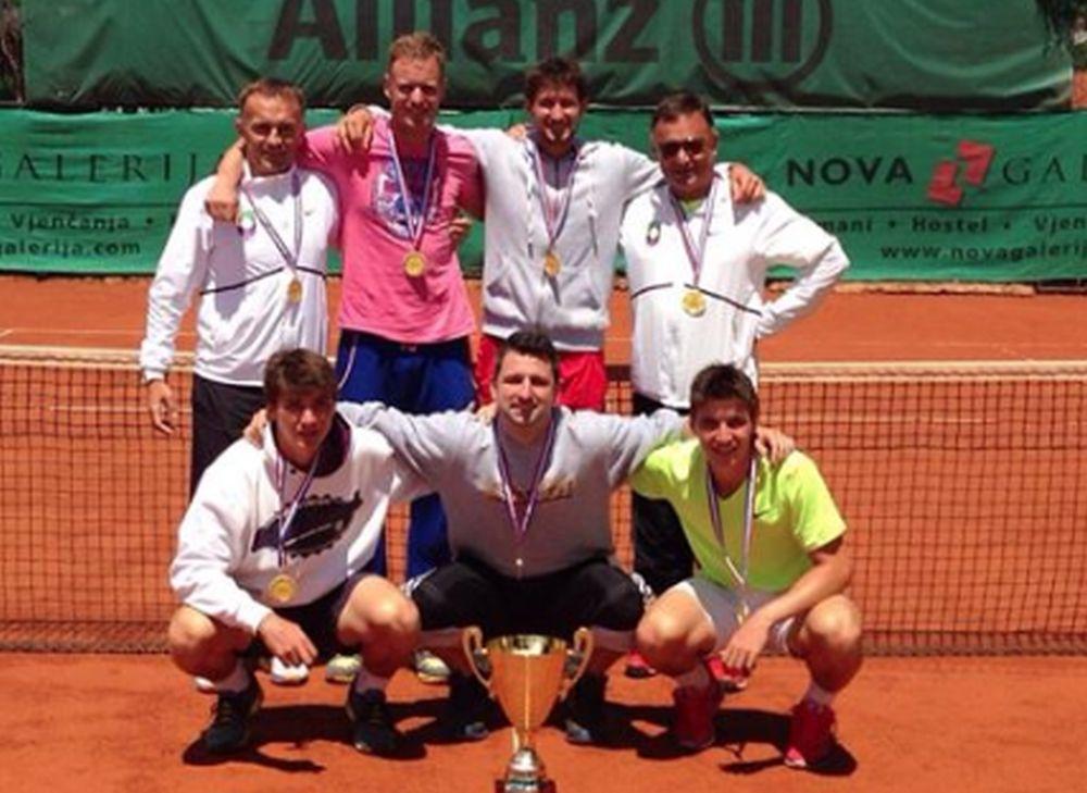 Goran Vujaklija, u sredini donjeg reda, sada je bankar  