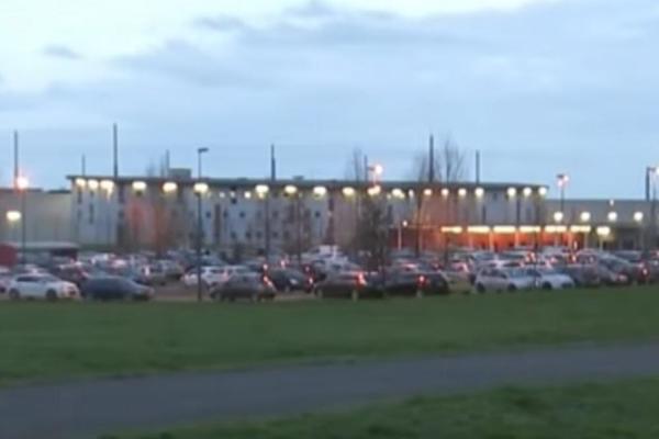 VANREDNA SITUACIJA U FRANCUSKOJ: Poludeli zatvorenik skočio na stražare, a potom 2 osobe uzeo za TAOCE!