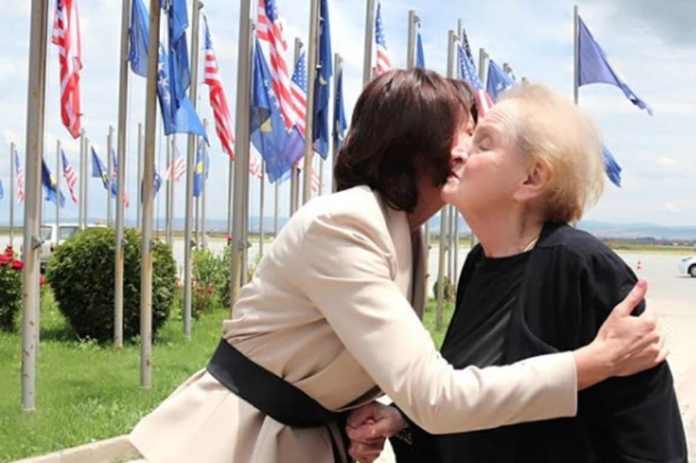 PRŠTE POLJUPCI U PRIŠTINI! Madlen Olbrajt STIGLA na proslavu ulaska NATO na Kosovo (FOTO)
