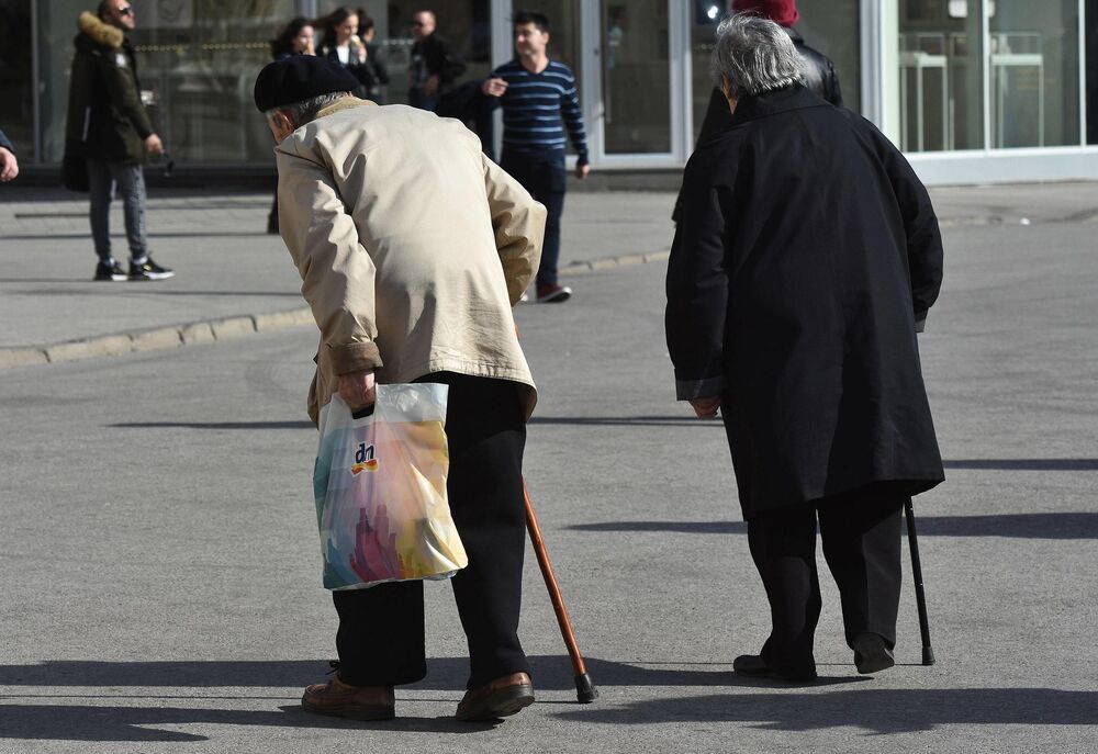 Šetnja starije penzionerke i penzionera