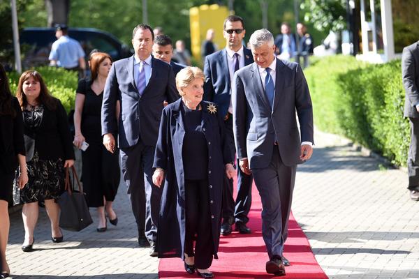 MEDLIN OLBRAJT JE PLJUNUTI TITO! Svi pričaju o njenoj BISITI u Prištini, pogledajte i uverite se zašto (FOTO)