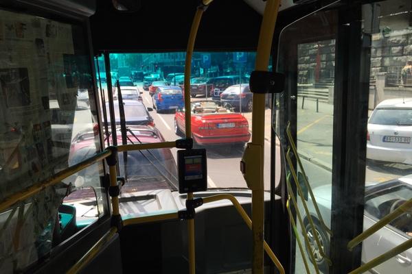 GREJANJE U GSP NA PLUS 30? Da, dobro ste pročitali, danas smo se KUVALI u gradskom prevozu za sve pare (VIDEO)