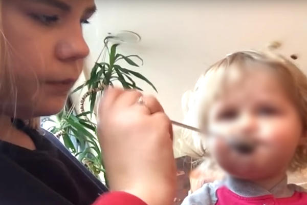 DETE ĆE JOJ BITI PRLJAVO I ŽDERAĆE PO KAFIĆIMA: Vlogerku Emiliju UNIŠTAVAJU jer radi isto što i druge MLADE MAME