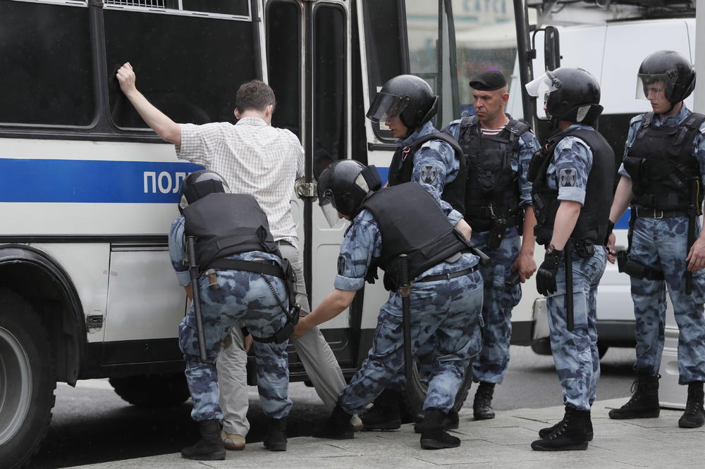 PROTEST ISPRED CRNOGORSKE SKUPŠTINE: Demonstranti počeli da se razilaze na molbu Duška Markovića