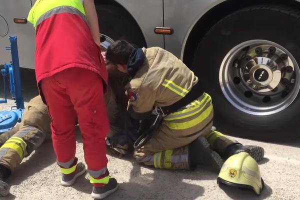 AUTOBUS PRIGNJEČIO MIGRANTA KOJI JE POKUŠAVAO DA SE SAKRIJE: Pogledajte kako su ga vatrogasci spasili! (VIDEO)