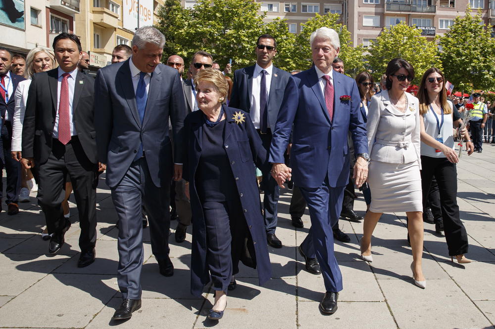 GOREĆEŠ U PAKLU, ZLA BABO! Srpski košarkaš besan zbog otkrivanja statue Medlin Olbrajt u Prištini!