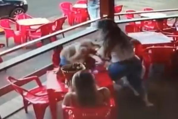 UŠLA JE U KAFIĆ I ZATEKLA MUŽA SA LJUBAVNICOM: Kada je počela da ga bije niko nije mogao DA JE ZAUSTAVI! (VIDEO)