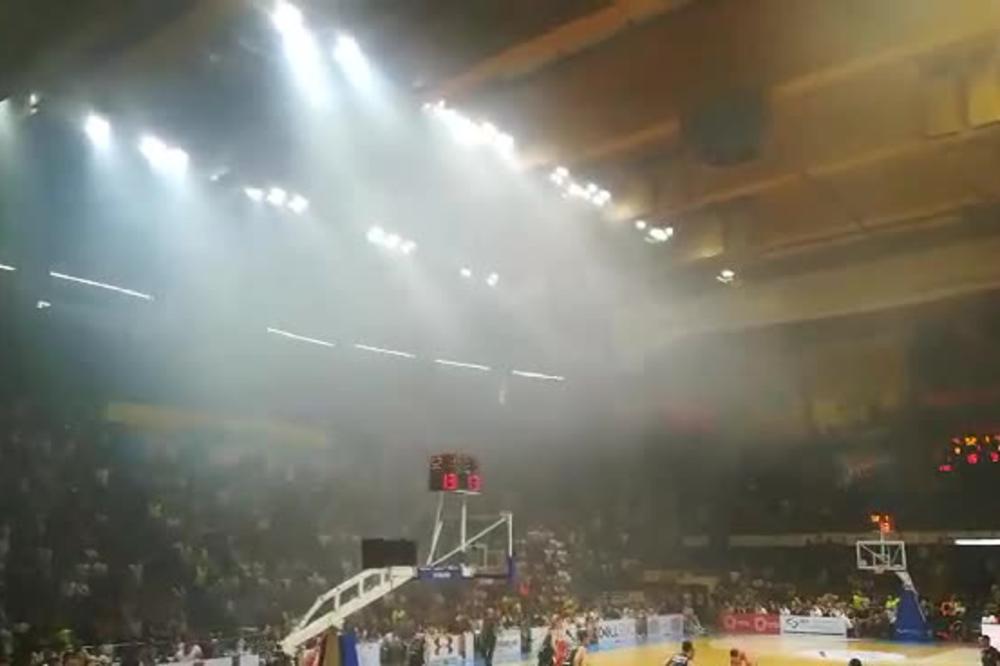 OVO NIJE HALA, OVO JE PEĆNICA: Sramota u Pioniru na Derbiju, ljudi se bore za vazduh, neko bi mogao da kolabira!