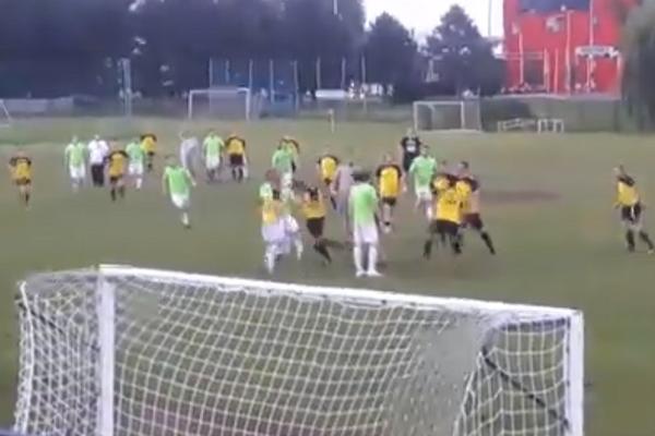 TUČA NA UTAKMICI VETERANA USRED ZAGREBA: Toliko su se makljali da ih je policija pola pohapsila!