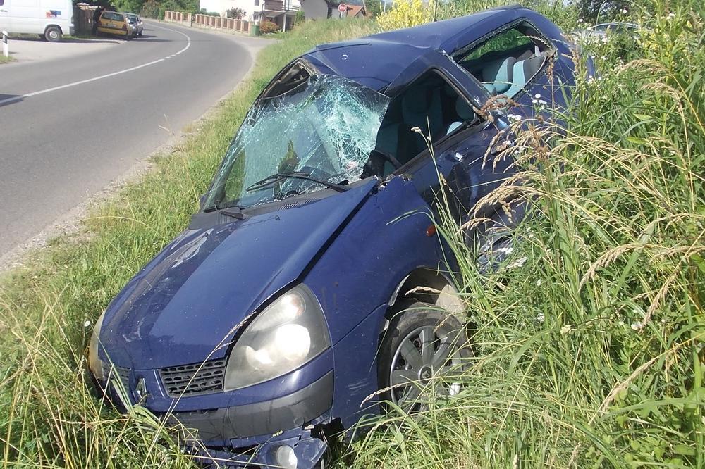 STRAVIČNA NESREĆA NA PRUŽNOM PRELAZU: Voz se zakucao u auto i SMRSKAO GA (FOTO)