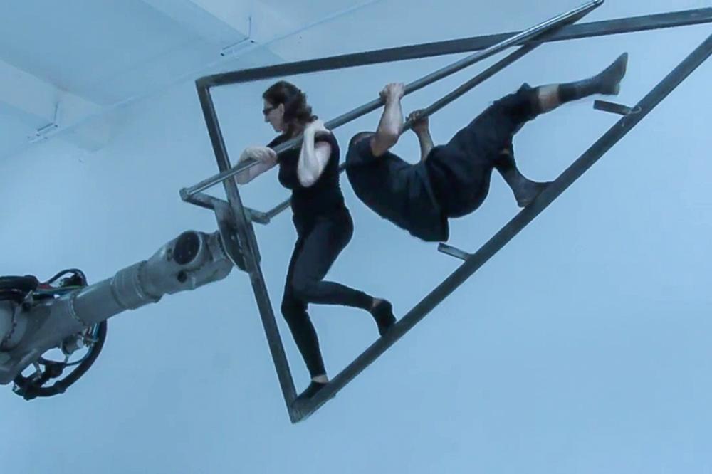 PERFORMANS U MSUB: Experimental Extreme Movement + KUKA KR 210