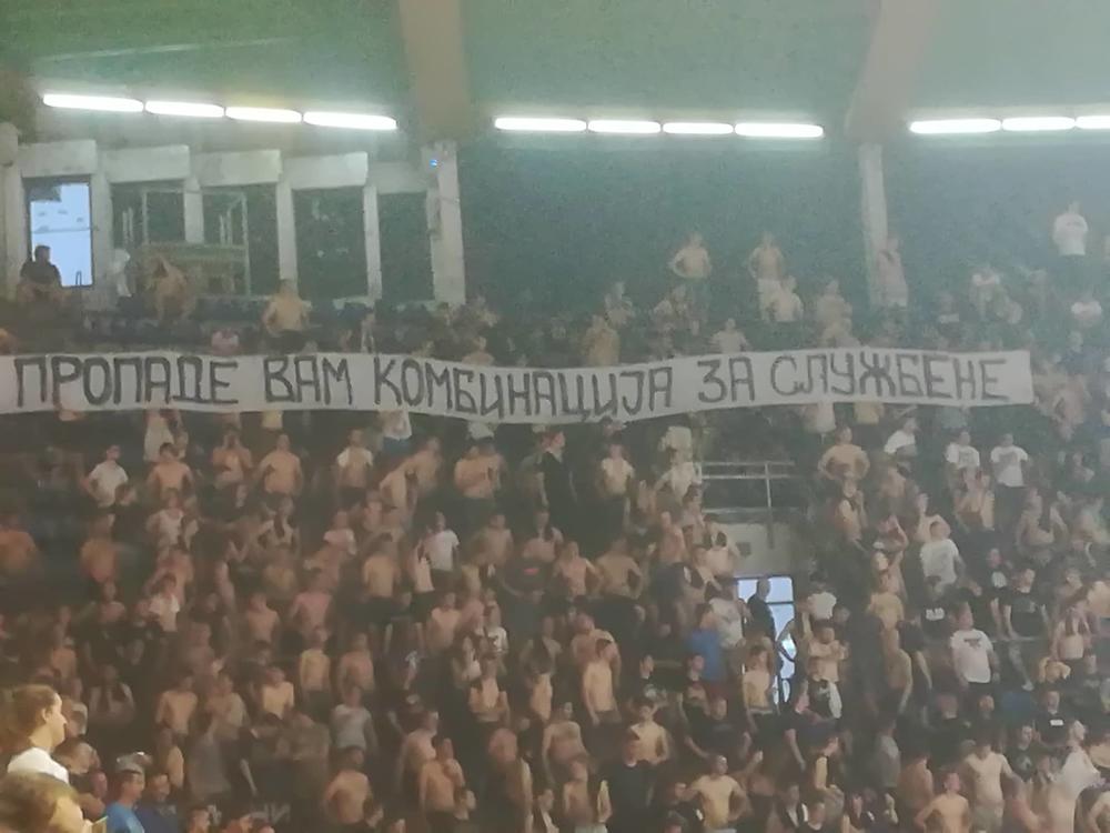Partizanovci digli transparent kojim prozivaju suparnike sa Južne tribine  