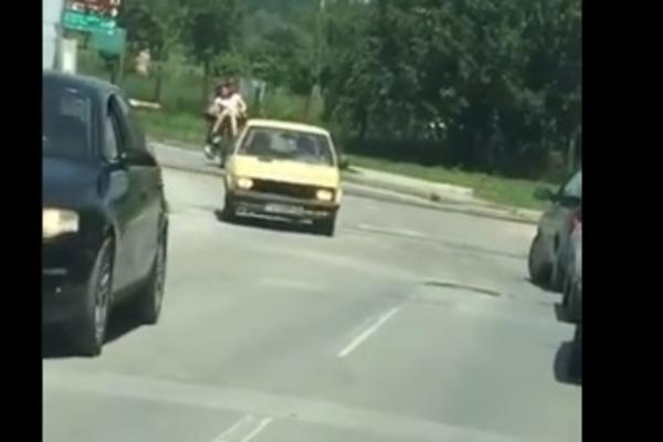 RUSKI RULET NA ŠABAČKI NAČIN: Rampa je spuštena, a oni za voz ne haju! POGLEDAJTE KAKO VOZE DETE (VIDEO)
