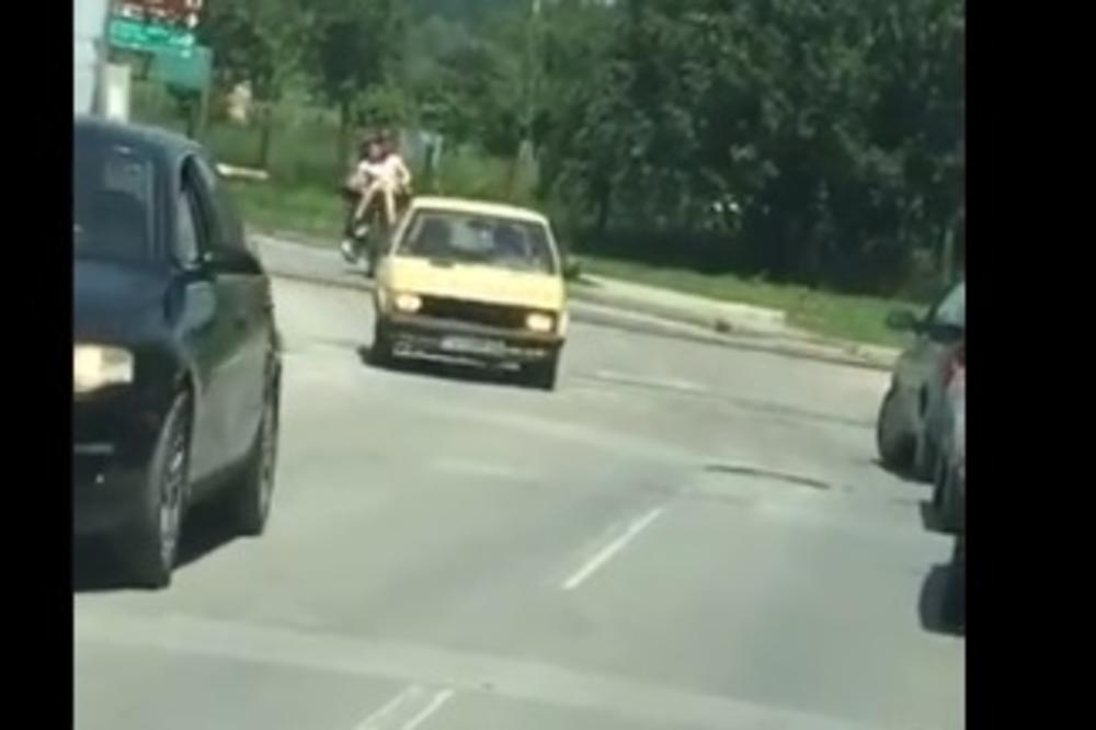 RUSKI RULET NA ŠABAČKI NAČIN: Rampa je spuštena, a oni za voz ne haju! POGLEDAJTE KAKO VOZE DETE (VIDEO)