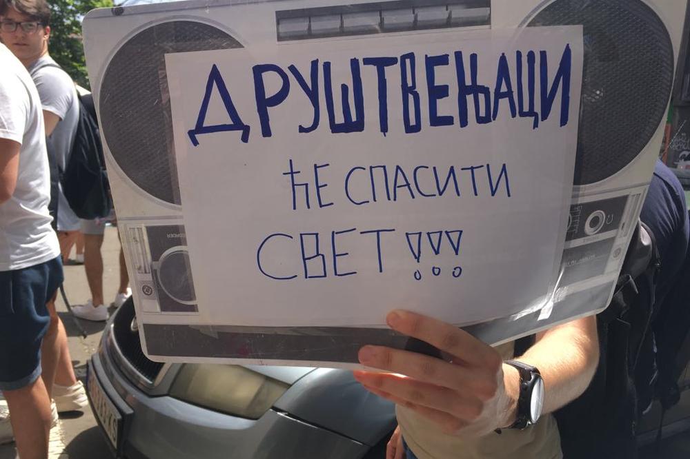 DALJE RUKE OD NAS! Profesori i đaci ove BG škole DANAS SU ŠTRAJKOVALI, njihovi zahtevi su JASNI (FOTO)