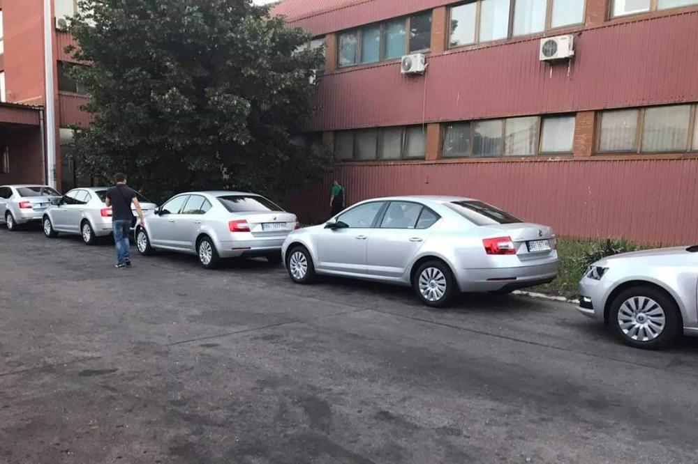 STIGLE 32 ŠKODE ZA MENADŽMENT GSP, GRAĐANI BESNI: Mi u raspalim busevima koji greju, a oni SLUŽBENO I KLIMATIZOVANO