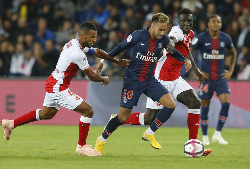 Romao i njegov saigrač Ndom u duelu sa Nejmarom  